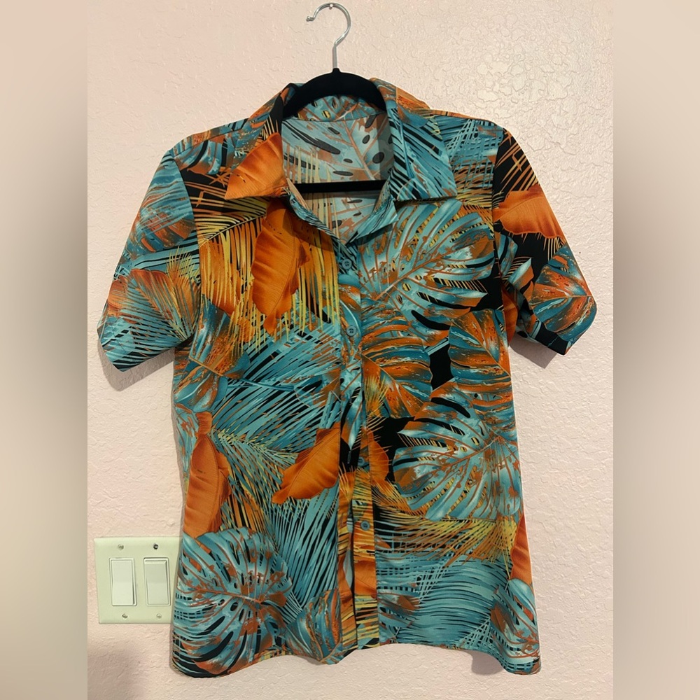Women’s size small button up Hawaiian shirt.